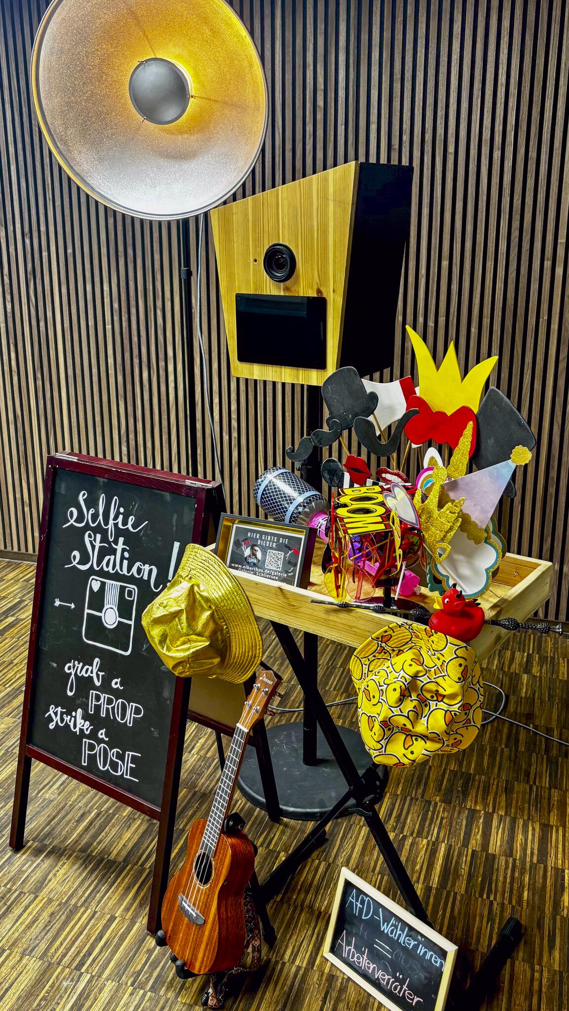 Komplett aufgebaute elBarthos Fotobox mit Selfie-Station, Studio-Blitz und Accessoires auf einem Event im Allgäu
